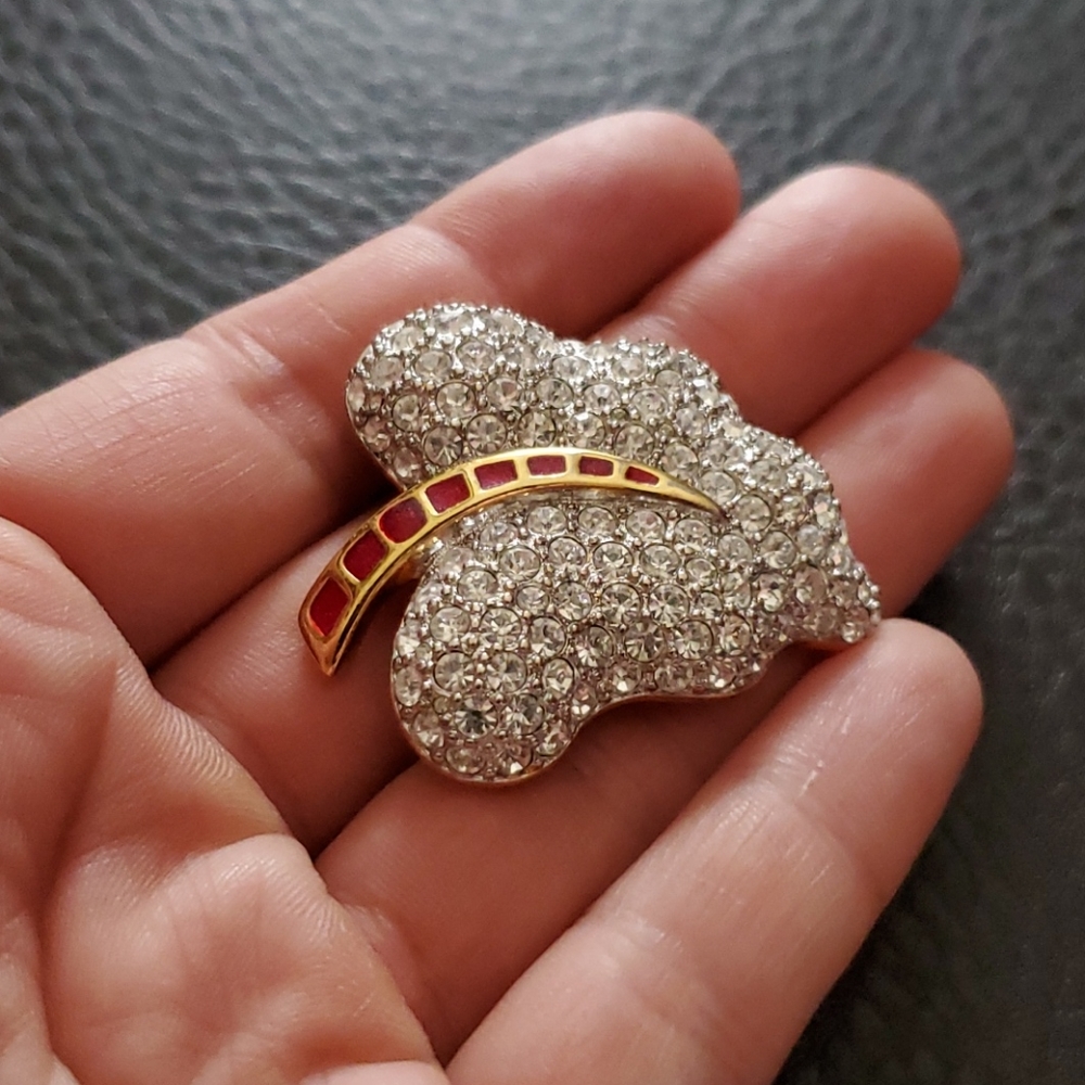 VTG Bold Elegance brooch
